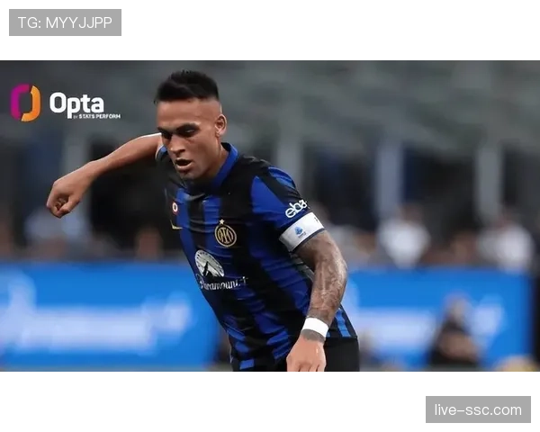 花絮：小球迷冲入场内拥抱偶像劳塔罗，被安保人员带离